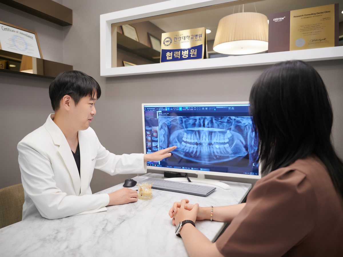 파노라마 영상을 화면에 띄우고 환자에게 짚어 가며 설명하는 임태윤 대표원장
