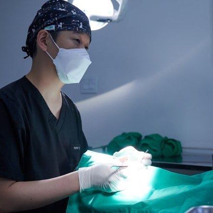 수술실에서 사랑니를 발치하는 임태윤 대표원장